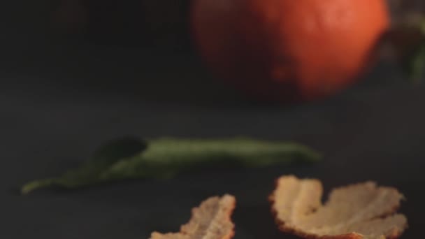 Verse Mandarijn Sinaasappelen Mandarijnen Met Bladeren Gestructureerde Donkere Achtergrond — Stockvideo
