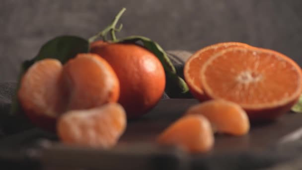 新鲜的柑橘或橘子与叶子在纹理黑暗的背景 — 图库视频影像