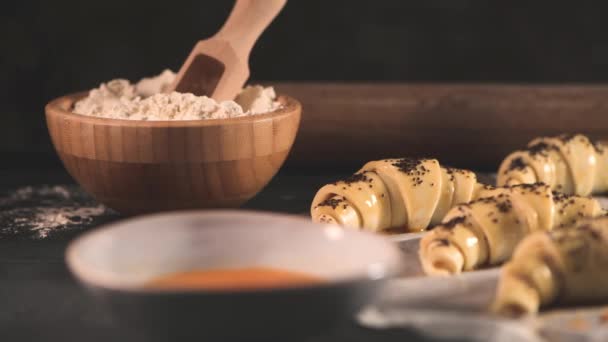 Ruwe Croissant Met Ingrediënten Een Keuken Countertop — Stockvideo