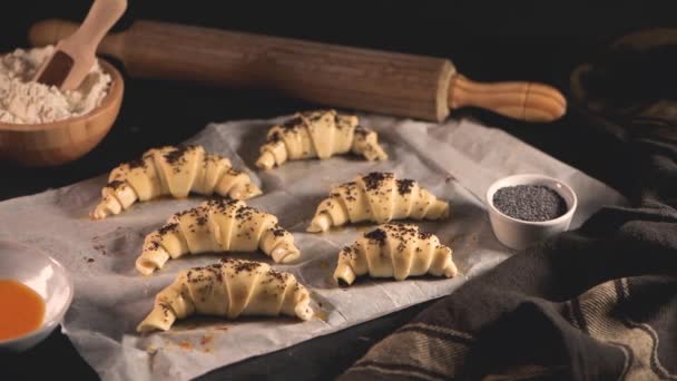 Croissant Cru Avec Ingrédients Sur Comptoir Cuisine — Video