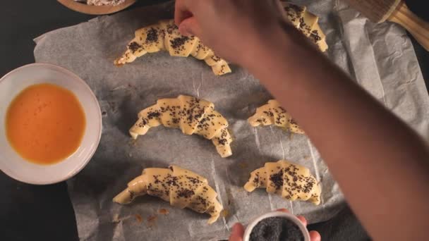 Ruwe Croissant Met Ingrediënten Een Keuken Countertop — Stockvideo