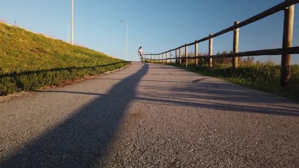 Jeune Skateboarder Vêtements Décontractés Croisière Vers Bas Sur Promenade Piétonne — Video