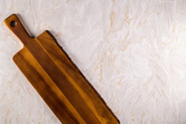 Gri mermer zemin üzerinde ahşap kesim tahtasının üst görünümü metin için boşluk ile.