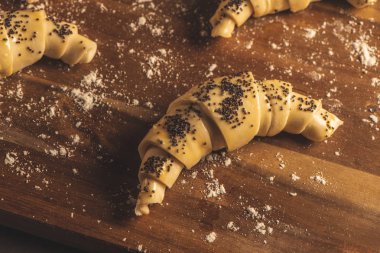 Mutfak Tezgah üzerinde malzemelerle çiğ kruvasan.