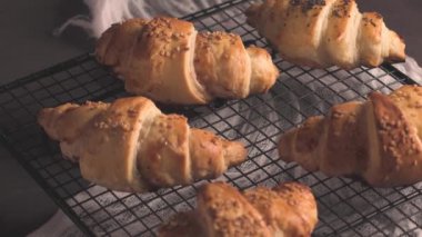 Mutfak Tezgah üzerinde çilek reçeli ile pişmiş kruvasanlar.