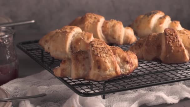 Croissants Cuits Four Avec Confiture Fraises Sur Comptoir Cuisine — Video