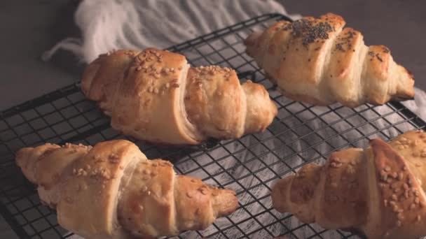 Croissants Horno Con Mermelada Fresa Una Encimera Cocina — Vídeos de Stock