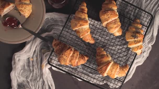 Gebakken Croissants Met Aardbei Jam Een Keuken Countertop — Stockvideo