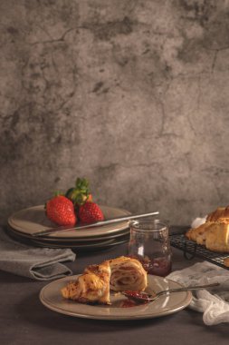 Mutfak Tezgah üzerinde çilek reçeli ile pişmiş kruvasanlar.