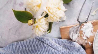 Mutfak Tezgah üzerinde çilek reçeli ile pişmiş kruvasanlar.