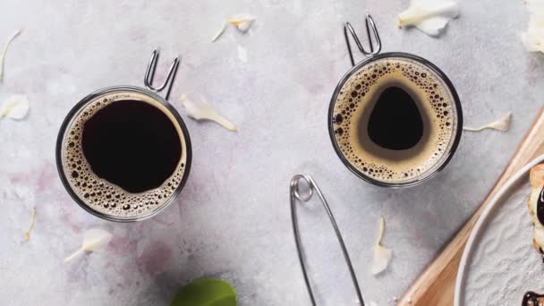 Gebackene Croissants Mit Erdbeermarmelade Auf Einer Arbeitsplatte Der Küche — Stockvideo