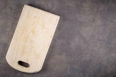 Ahşap kesme tahtası üstten görünüm eski taş tezgah üzerinde.