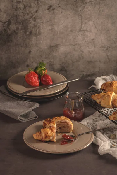 Bakt Croissanter Med Jordbærsyltetøy Kjøkkenbenken – stockfoto
