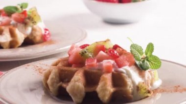 Taze yumurta Gözleme tatlı yoğurt, çilek ve kivi ile kahvaltıda.