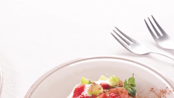 Postre Gofres Huevo Fresco Para Desayuno Con Yogur Fresas Kiwi — Vídeos de Stock