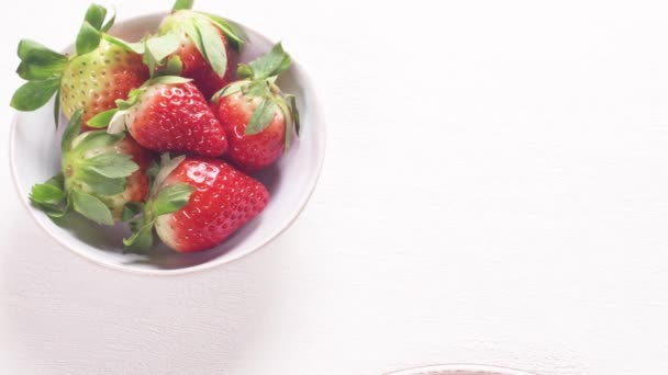 Frische Waffeln Zum Frühstück Mit Joghurt Erdbeeren Und Kiwi — Stockvideo