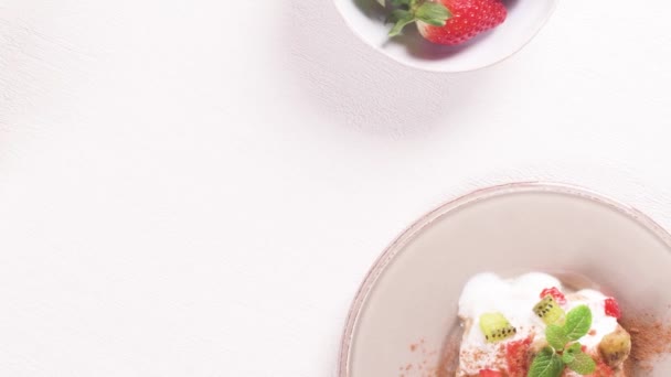 Frische Waffeln Zum Frühstück Mit Joghurt Erdbeeren Und Kiwi — Stockvideo