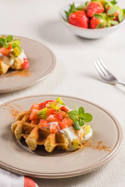 Fresh Egg Waffles Dessert Breakfast Yogurt Strawberries Kiwi — Stock Photo, Image