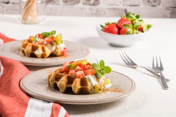 Gaufres Aux Œufs Frais Dessert Pour Petit Déjeuner Avec Yaourt — Photo