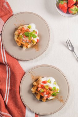Taze yumurta Gözleme tatlı yoğurt, çilek ve kivi ile kahvaltıda.