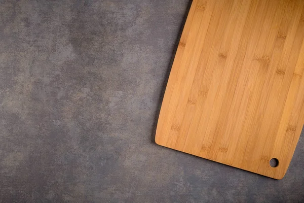 Draufsicht Auf Das Holzschneidebrett Auf Der Alten Steinarbeitsplatte — Stockfoto