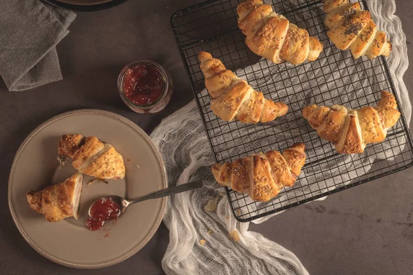 Paistetut Croissantit Mansikkahillolla Keittiön Työtasolla — kuvapankkivalokuva