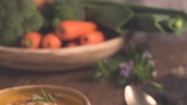 Krem ve organik kabak çekirdeği ile sağlıklı balkabağı çorbası.