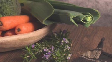 Krem ve organik kabak çekirdeği ile sağlıklı balkabağı çorbası.