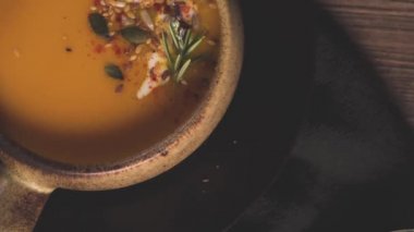 Krem ve organik kabak çekirdeği ile sağlıklı balkabağı çorbası.