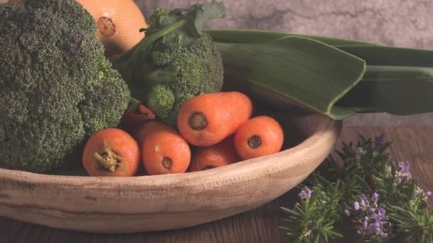 Gezonde Pompoensoep Met Crème Biologische Pompoenpitten — Stockvideo