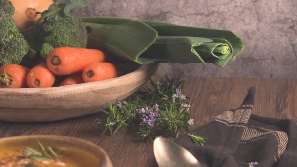 Gezonde Pompoensoep Met Crème Biologische Pompoenpitten — Stockvideo