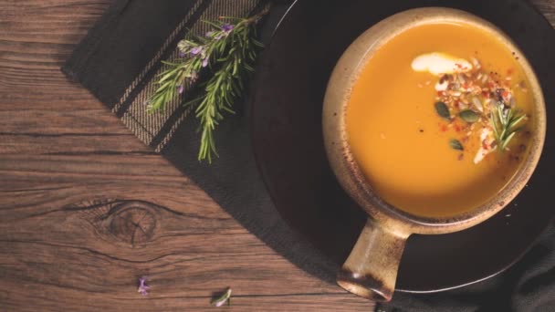 Healthy Pumpkin soup with cream and organic pumpkin seeds. — Stock Footage Healthy Pumpkin Soup Cream Organic Pumpkin Seeds Royalty Free Stock Video