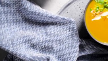 Krem ve organik kabak çekirdeği ile sağlıklı balkabağı çorbası.