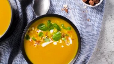 Krem ve organik kabak çekirdeği ile sağlıklı balkabağı çorbası.