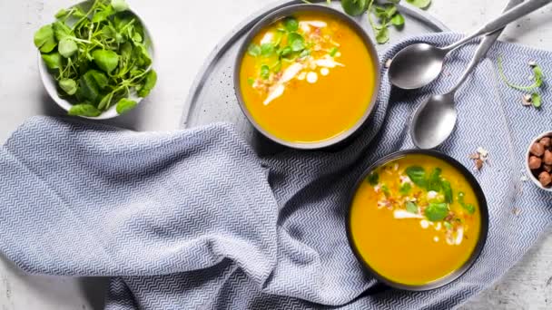 Gesunde Kürbissuppe Mit Sahne Und Bio Kürbiskernen — Stockvideo