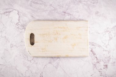 Gri mermer zemin üzerinde ahşap kesim tahtasının üst görünümü metin için boşluk ile.