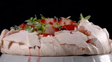 Taze yaban mersini, çilek ve kivi ile Pavlova pasta.