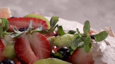 Taze yaban mersini, çilek ve kivi ile Pavlova pasta.
