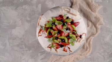 Taze yaban mersini, çilek ve kivi ile Pavlova pasta.