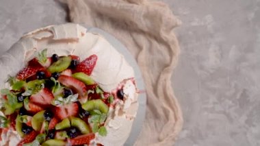 Taze yaban mersini, çilek ve kivi ile Pavlova pasta.