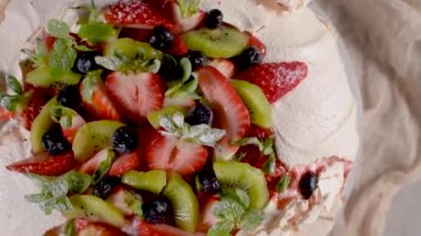 Taze yaban mersini, çilek ve kivi ile Pavlova pasta.