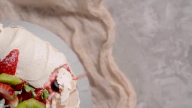Taze yaban mersini, çilek ve kivi ile Pavlova pasta.