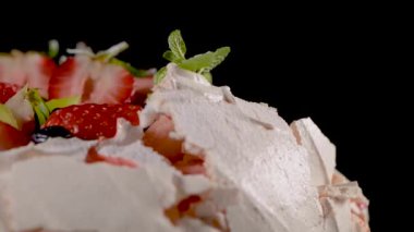 Taze yaban mersini, çilek ve kivi ile Pavlova pasta.