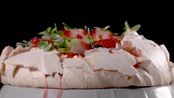 Dort Pavlova Čerstvými Borůvkami Jahodami Kiwi — Stock video