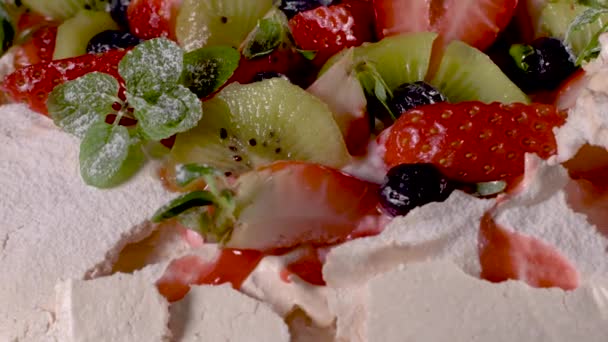 Pavlova Tårta Med Färska Blåbär Jordgubbar Och Kiwi — Stockvideo