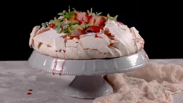 Tarta Pavlova Con Arándanos Frescos Fresas Kiwi — Vídeos de Stock