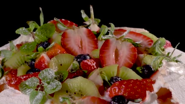 Tarta Pavlova Con Arándanos Frescos Fresas Kiwi — Vídeo de stock