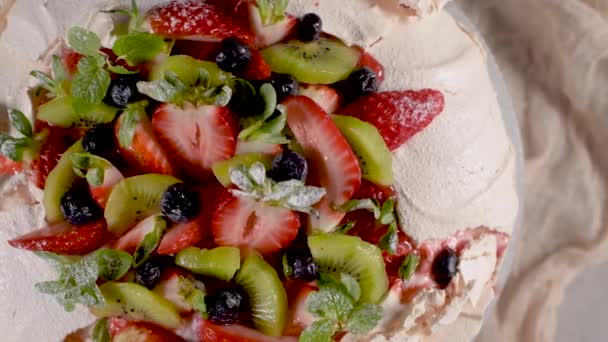 Friss Áfonya Eper Kiwi Pavlova Pogácsa — Stock videók