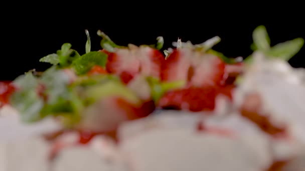 帕夫洛娃蛋糕配新鲜蓝莓 草莓和猕猴桃 — 图库视频影像
