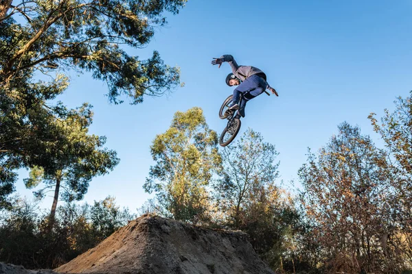 Bmx Bike Saltar Sobre Camino Tierra Una Pista Tierra — Foto de Stock